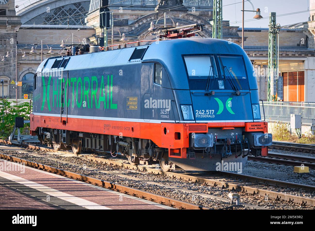 Eine Lokomotive der Serie 182, Siemens TAURUS, von HECTORRAIL, geparkt im Dresdner Hauptbahnhof Stockfoto