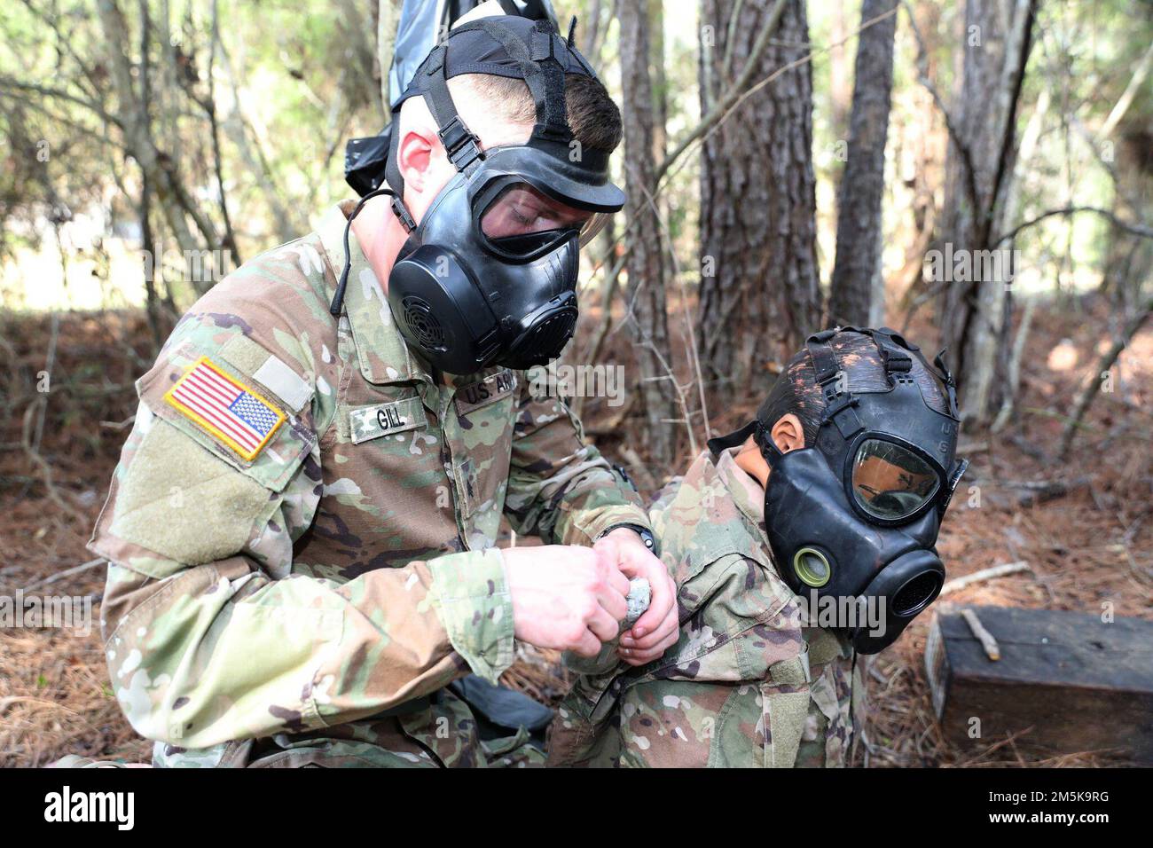 Ein Soldat der Nationalgarde von Mississippi trägt eine Gasmaske während des Mississippi National Guard Best Warrior Competition 2022 im Camp Shelby Joint Forces Training Center, Mississippi, 21. März 2022. Das BWC umfasste den Army Combat Fitness Test, einen herausfordernden Hinderniskurs, individuelle medizinische Aufgaben, verschiedene Kriegeraufgaben, eine schriftliche Prüfung, einen ravemarch und einen Night Land Navigation Kurs. Stockfoto