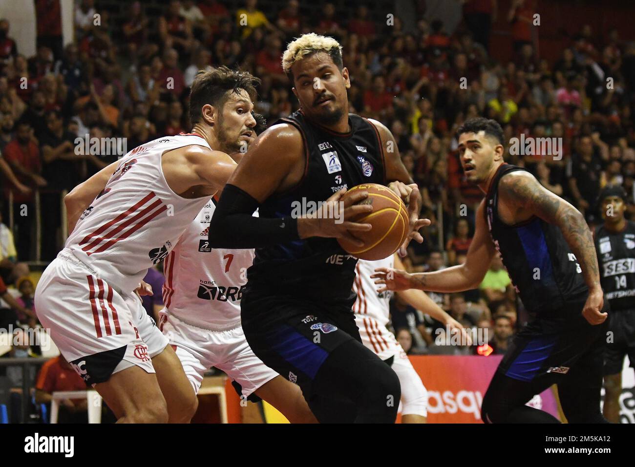 Rio De Janeiro, Brasilien. 29. Dezember 2022. Lucas Dias und Rafael Mineiro während der Flamengo x Franca im Tijuca Tenis Clube für die 11. Runde der Novo Basquete Brasil (NBB) am Donnerstagabend (29) in Rio de Janeiro, RJ. Kredit: Celso Pupo/FotoArena/Alamy Live News Stockfoto