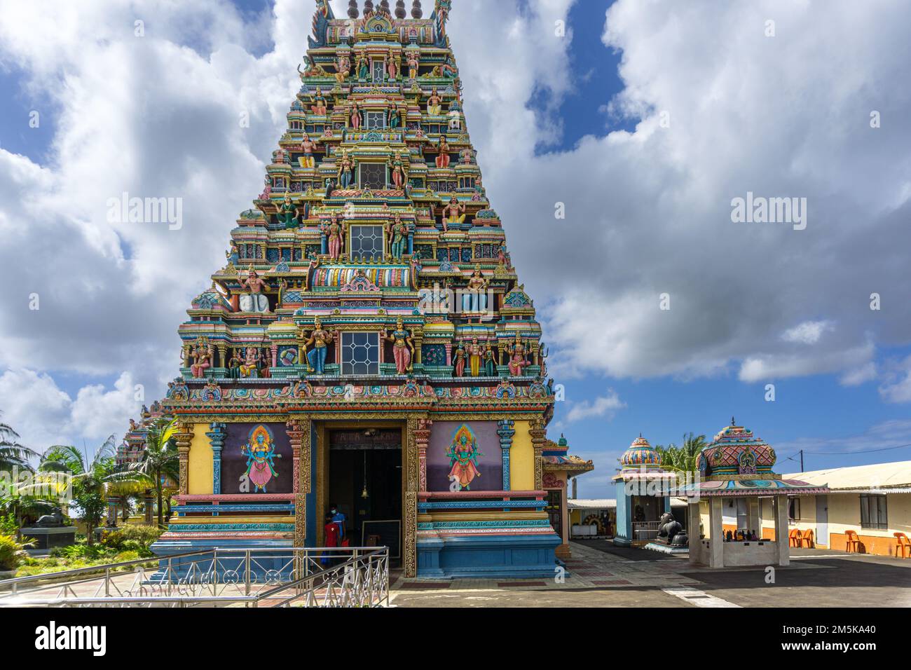Dezember 2021 - Amma Tookay ist ein bekannter tamilischer Tempel mit dravidianischer Architektur im Camp Diable, Mauritius. Stockfoto