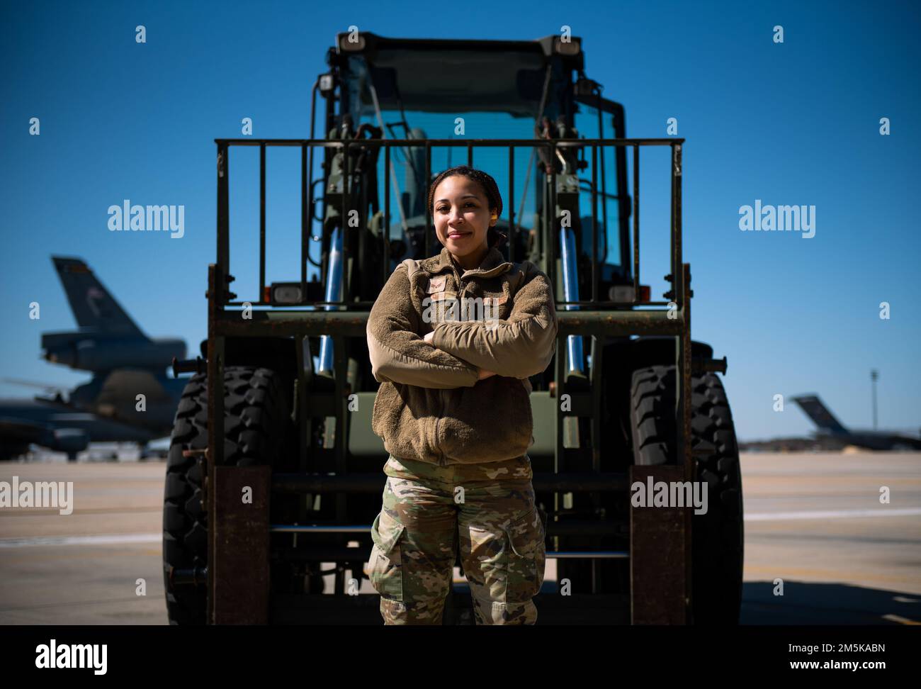 USA Air Force Senior Airman Amanda-Sophia Akpom, 305. Aerial Port Squadron Luftportier, posiert für ein Foto auf Joint Base McGuire-Dix-Lakehurst, N.J., 25. März 2022. Akpom nahm im März 2022 an der Social-Media-Kampagne des Women’s History Month der Joint Base MDL Teil. Stockfoto