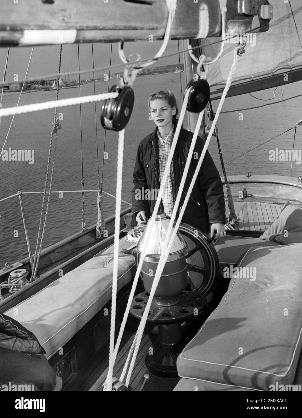 Filmstar Lauren Bacall bei Sea Sailing, 1940er Stockfoto