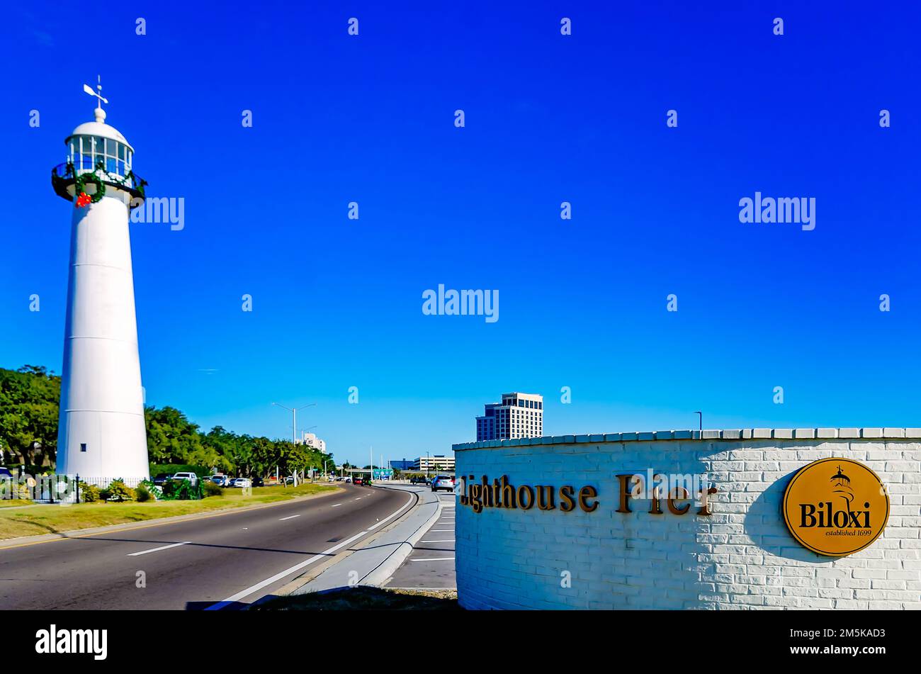 Der Biloxi Lighthouse ist am 28. Dezember 2022 in Biloxi, Mississippi, zu Weihnachten dekoriert. Der Leuchtturm wurde 1848 errichtet. Stockfoto