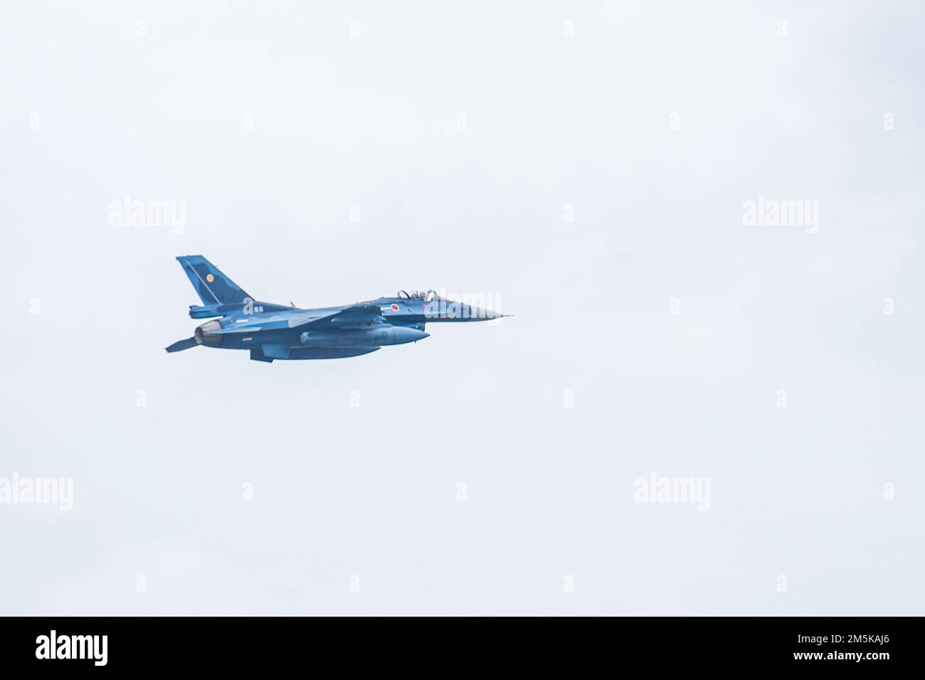 Eine Japan Air Self-Defense Force F-2A startet am 22. März 2022 von der Fluglinie des Tsuiki Air Base. Die auf der Basis stationierten Flugzeuge nahmen an der Wiederholung des Umsiedlungsprogramms für Flugschulungen im März 2022 mit den USA Teil Air Force F-15C Eagles. Stockfoto