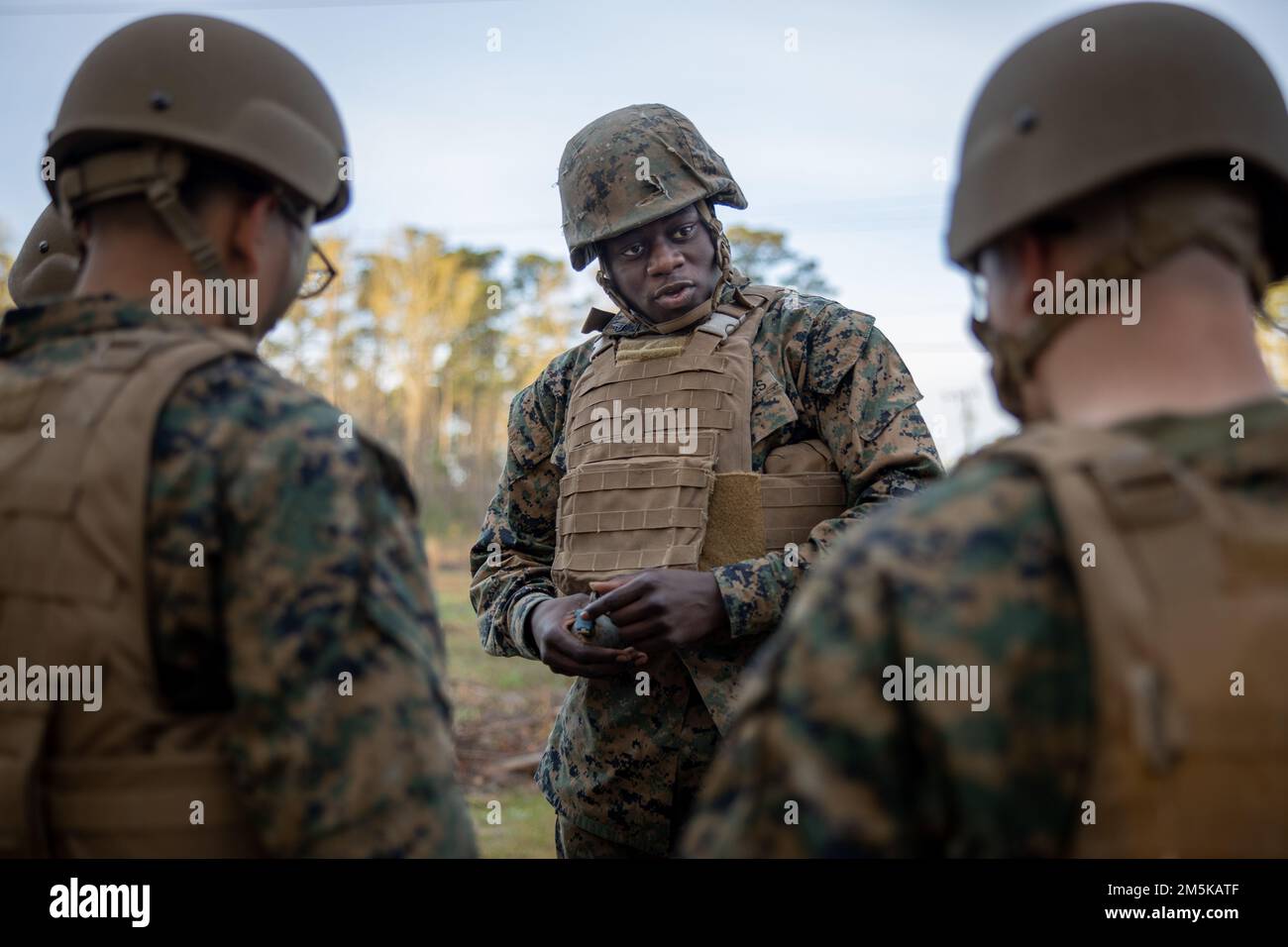 USA Marine Corps CPL. Abdoukarim Sy, ein Motortransportunternehmen mit dem Combat Logistics Battalion 6, Combat Logistics Regiment 2, 2. Marine Logistics Group, überprüft die Beschäftigung einer Granate von M67 mit Marines vom Combat Logistics Battalion 451, 4. Marine Logistics Group während eines Schießplatzes für scharfe Feuergranaten in Camp Lejeune; North Carolina, 22. März 2022. Marines und Matrosen mit CLB-451 nehmen an jährlichen Schulungen und Demobilisierungen Teil, die durch die Marines of Combat Logistics Regiment 2, 2. Marine Logistics Group erleichtert werden. Stockfoto