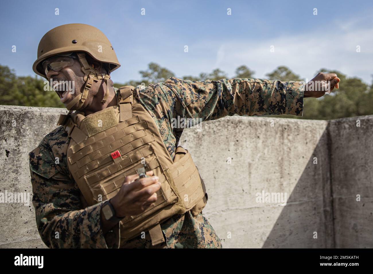 USA Matthew Faulk, Spezialist für die Einschiffung beim Combat Logistics Battalion 451, 4. Marine Logistics Group, wirft am 22. März 2022 eine M67 Granate auf Camp Lejeune, North Carolina. Marines und Matrosen mit CLB-451 nehmen an jährlichen Schulungen und Demobilisierungen Teil, die durch die Marines of Combat Logistics Regiment 2, 2. Marine Logistics Group erleichtert werden. Stockfoto
