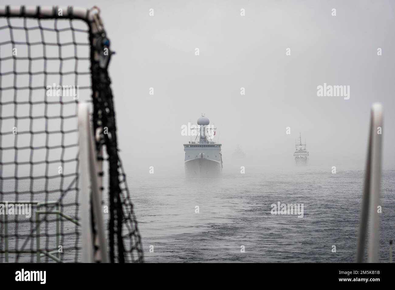 HDMS Triton und USCGC Bear folgen HMCS Margaret Brooke im Nebel aus dem Hafen von Halifax zu Beginn der Operation Nanook 2022. Stockfoto