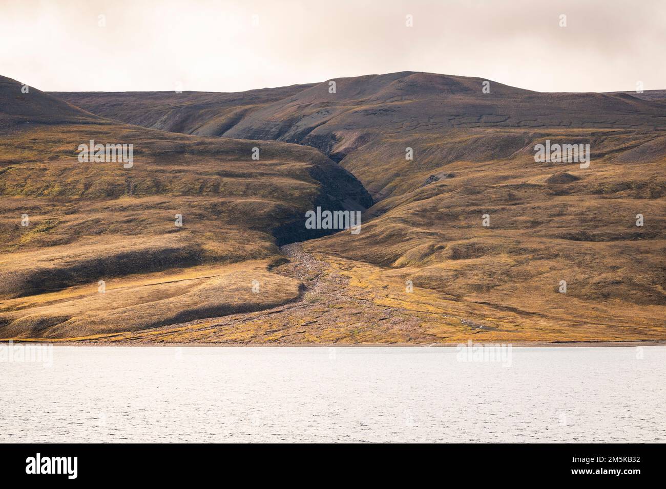 Ufer des Admiralty Inlet am westlichen Ende der Baffin Island in der östlichen Arktis Kanadas. Stockfoto