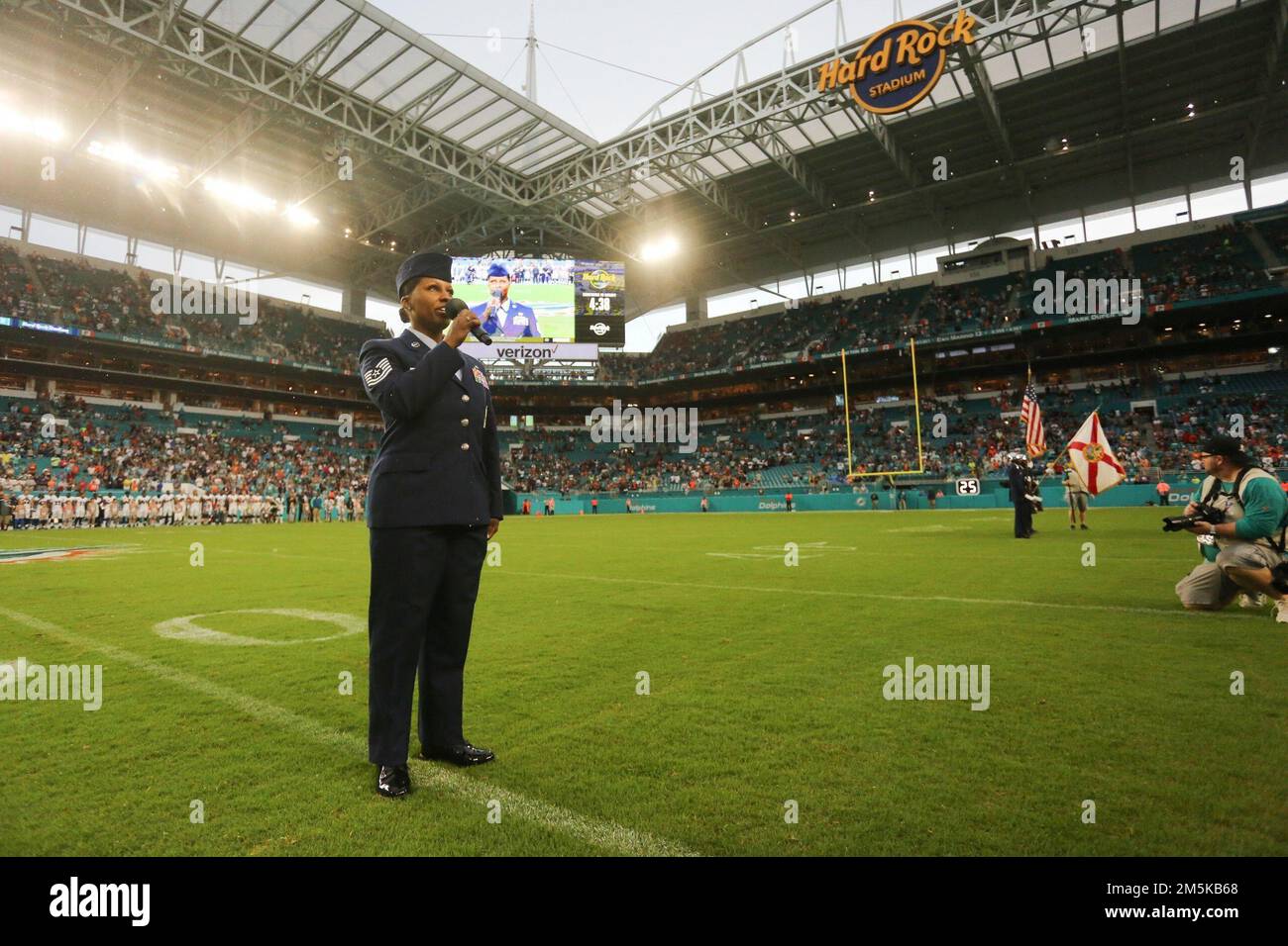 Master Sgt. Tiffany Porterfield, Munitionsmanager, Hauptquartier, Air Force Materiel Command, singt die Nationalhymne während einer Gemeindeveranstaltung. Stockfoto