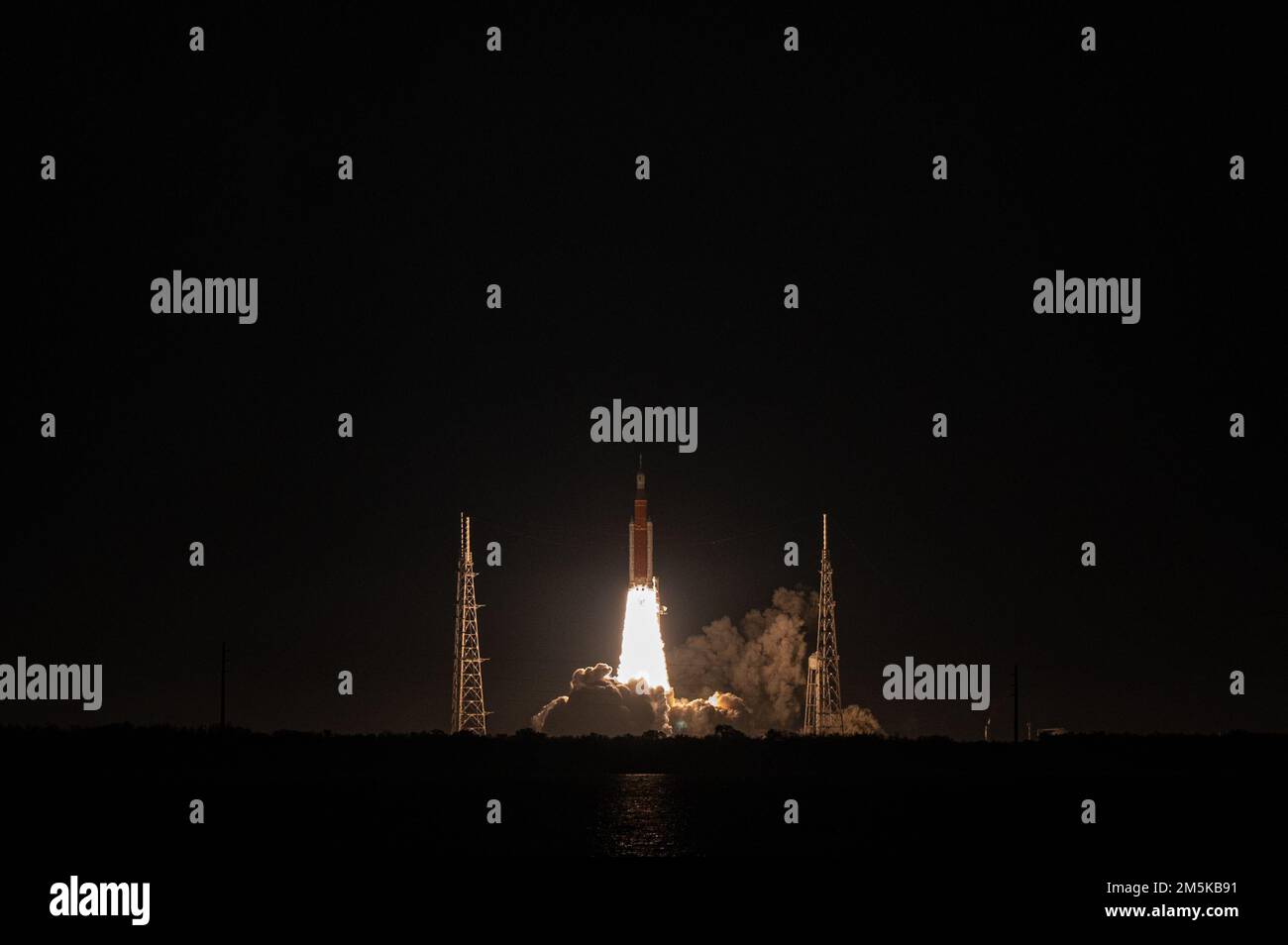 Die NASA-Mission Artemis I startet am 16. November 2022 im Kennedy Space Center, Florida, Launch Complex 39B. Die Mission Artemis I der NASA war der erste integrierte Flugtest der Weltraumexplorationssysteme der Agentur: Das Raumschiff Orion, die Rakete des Space Launch System (SLS) und die Bodensysteme. (USA Foto der Space Force von Senior Airman Thomas Sjoberg) Stockfoto