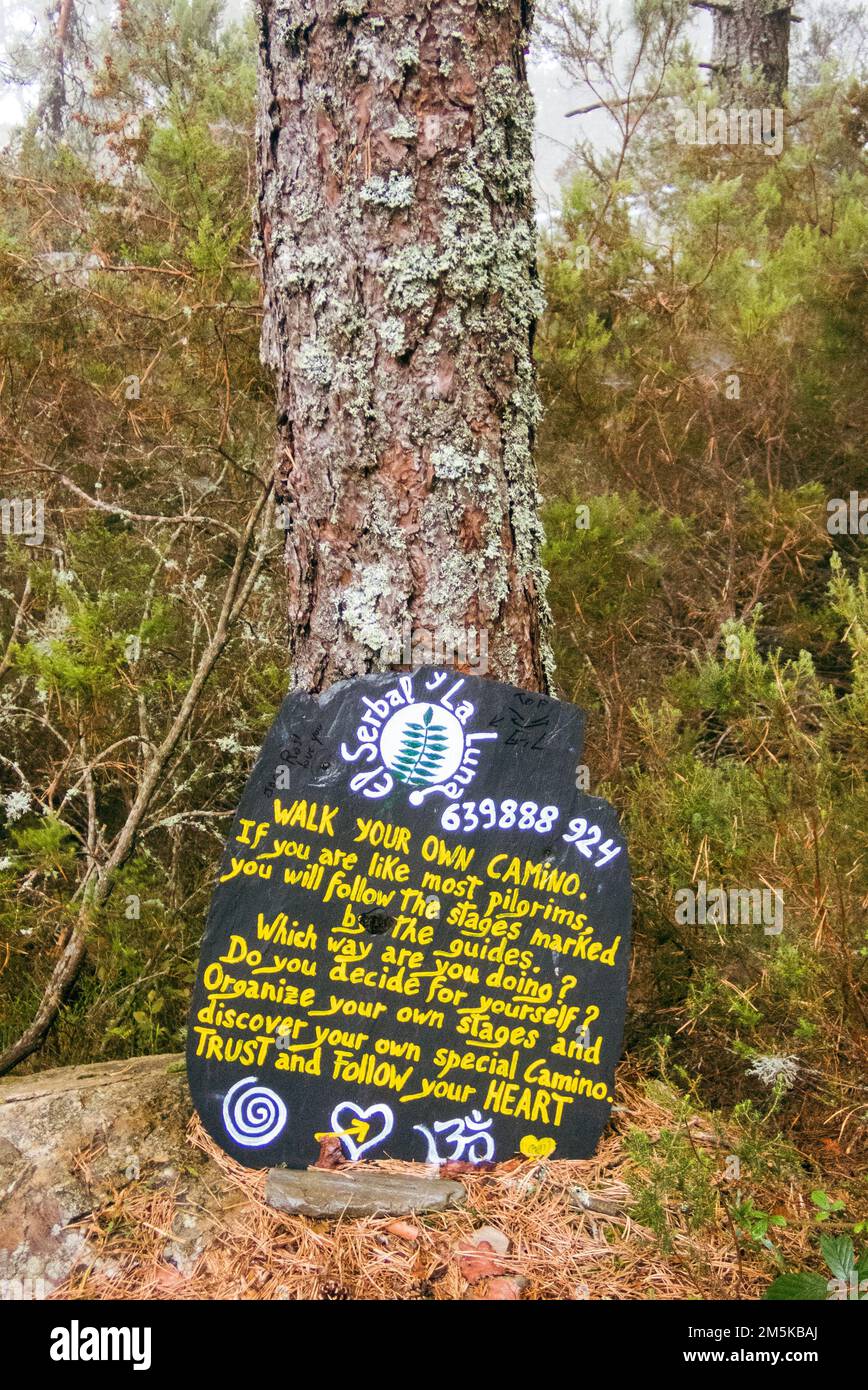 Werbeschild einer Herberge auf der Saint James Way zwischen Foncebadón und Ponferrada: Entdecken Sie Ihr ganz besonderes Camino, folgen Sie Ihrem Herzen. Stockfoto