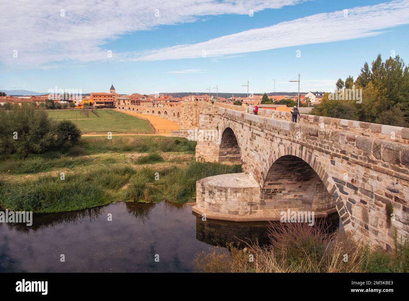 Die berühmte mittelalterliche Brücke im Hospital de Órbigo mit ihren 20 Bögen ist die längste Brücke, die Pilger auf dem Camino de Santiago überqueren müssen Stockfoto