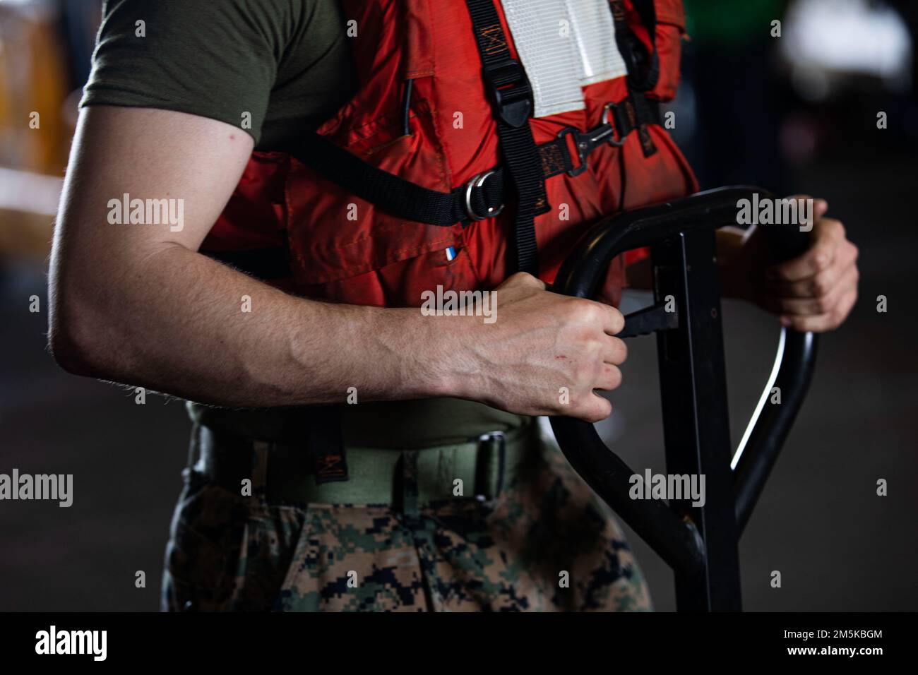 USA Jacob Hennis, ein Schütze mit dem Bodenkampfelement, 22. Marine Expeditionary Unit, schiebt einen Palettenhubwagen während einer Wiederauffüllung auf See an Bord des Amphibienschlachtschiffs USS Kearsarge (LHD 3), 22. März 2022. Die MEU für 22. wird derzeit von der Kearsarge Amphibious Ready Group für einen regelmäßigen geplanten Einsatz durchgeführt. Stockfoto
