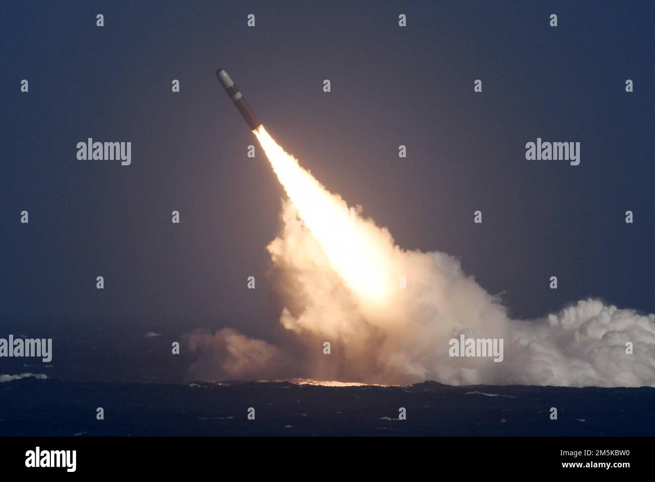 PAZIFIK (15. Juni 2022) – während eines Commander Evaluation Test (CET) vor der Küste Südkaliforniens startet eine unbewaffnete Rakete des Typs Trident II D5 Life Extension (D5LE) von der USS Kentucky (SSBN 737) der Klasse Ohio. Hauptziel eines MEZ ist die Validierung der Leistungserwartungen des strategischen Waffensystems Trident II D5LE (SWS) auf Schiffen, die strategisch eingesetzt werden. Mit diesem Test wurden die D5LE CET-Einwohnerflüge für die SSBN der Ohio-Klasse abgeschlossen. Zukünftige Tests werden Follow-on Commander Evaluation Tests (FCET) sein und sind als Teil der strengen Bereitschaft erforderlich Stockfoto