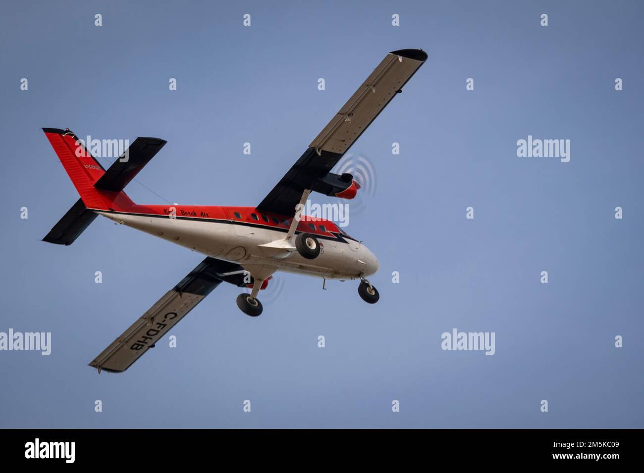 DHC6 Twin Otter of Kenn Borek Air startet von einer unbefestigten Landebahn in Pond Inlet auf Baffin Island in Nunavut, Nordkanada. Stockfoto