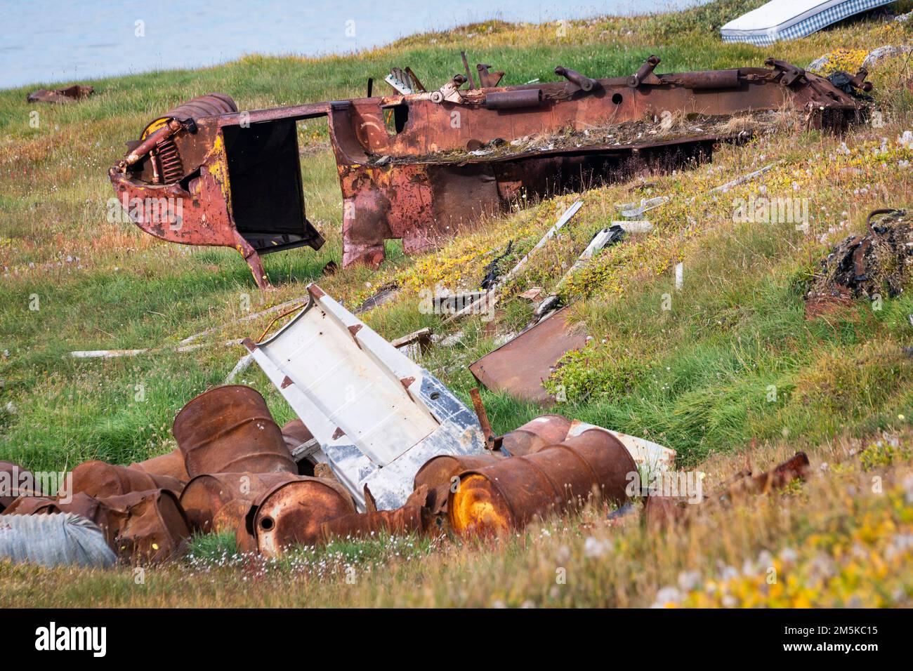 Verlassenes Wrack eines alten Schneemobils in Pond Inlet, Baffin Island, Nunavut, Kanada. Stockfoto