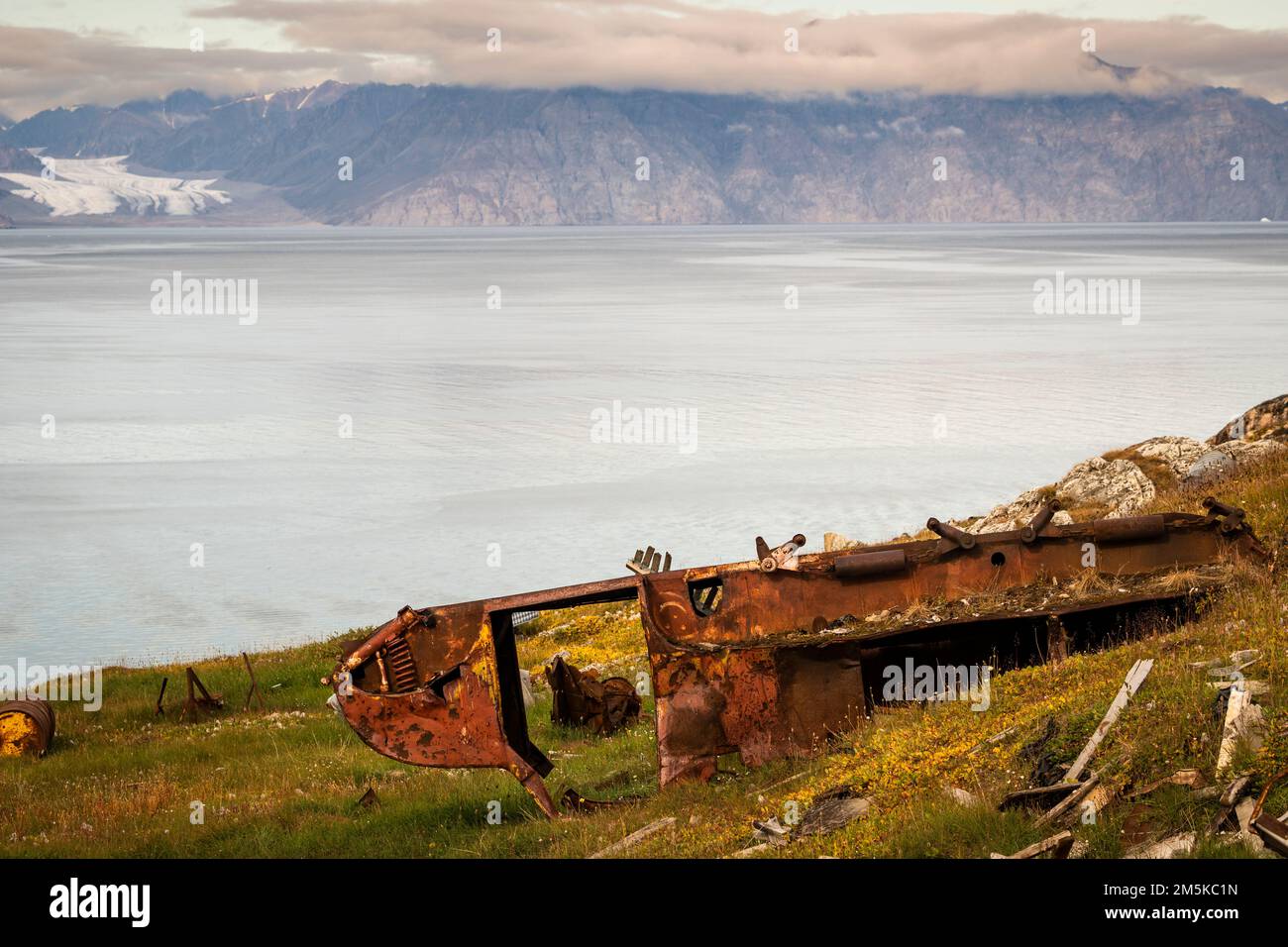 Verlassenes Wrack eines alten Schneemobils in Pond Inlet, Baffin Island, Nunavut, Kanada. Stockfoto