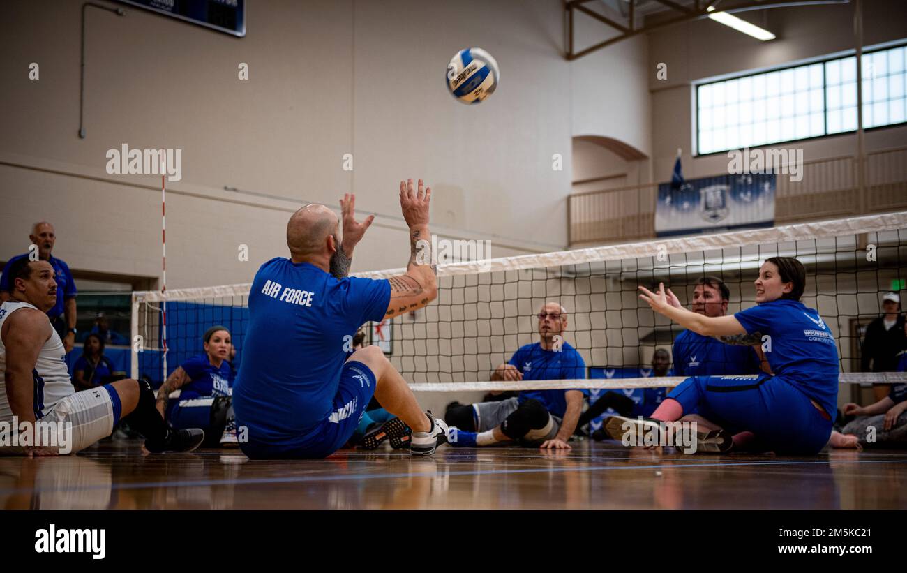 USA Air Force Ret. Senior Master Sgt. Gary Eyster, ein Air Force Wounded Warrior Athlet, spielt am 22. März 2022 während eines Volleyballturniers auf der Joint Base San Antonio-Randolph, Texas, einen Volleyball. Die Tests sind eine adaptive Sportveranstaltung, die das geistige und körperliche Wohlbefinden von schwer erkrankten oder verletzten Militärmitgliedern und Veteranen fördern soll. Stockfoto