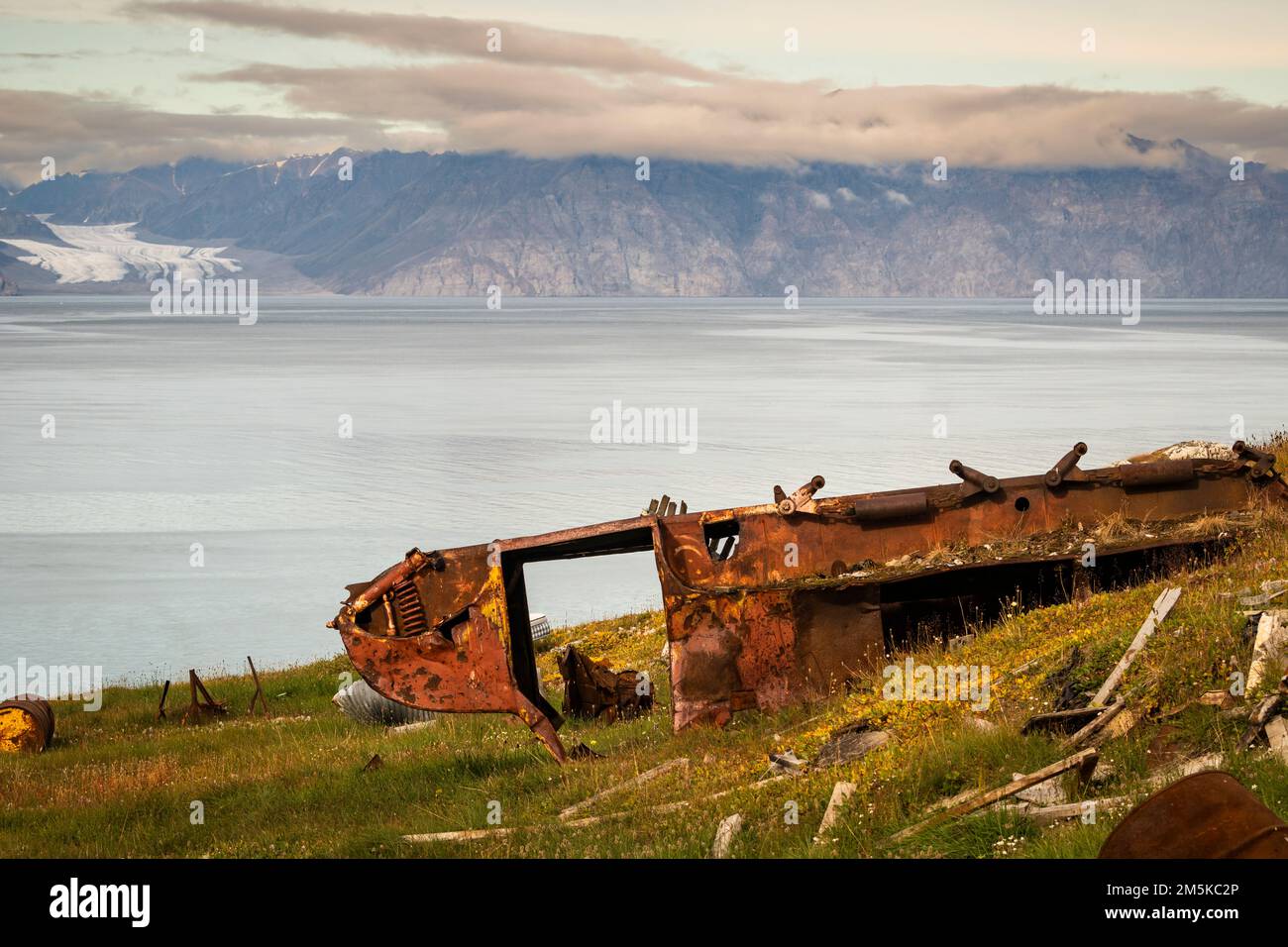 Verlassenes Wrack eines alten Schneemobils in Pond Inlet, Baffin Island, Nunavut, Kanada. Stockfoto