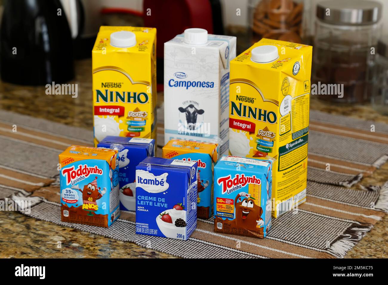Minas Gerais, Brasilien - 23. Dezember 2022: Verpackung für Milch mit langer Lebensdauer, Schokoladenmilch und Milchcreme aus Brasilien Stockfoto