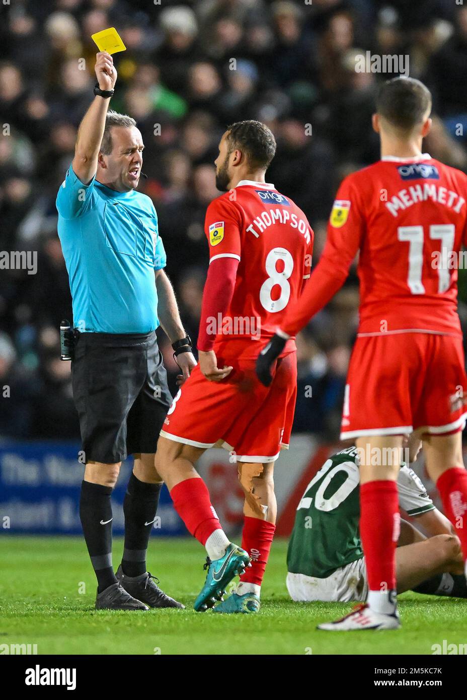 Wycombe Wanderers Mittelfeldspieler Curtis Thompson (8) erhält eine gelbe Karte während des Spiels der Sky Bet League 1 Plymouth Argyle vs Wycombe Wanderers im Home Park, Plymouth, Großbritannien, 29. Dezember 2022 (Foto von Stanley Kasala/News Images) Stockfoto