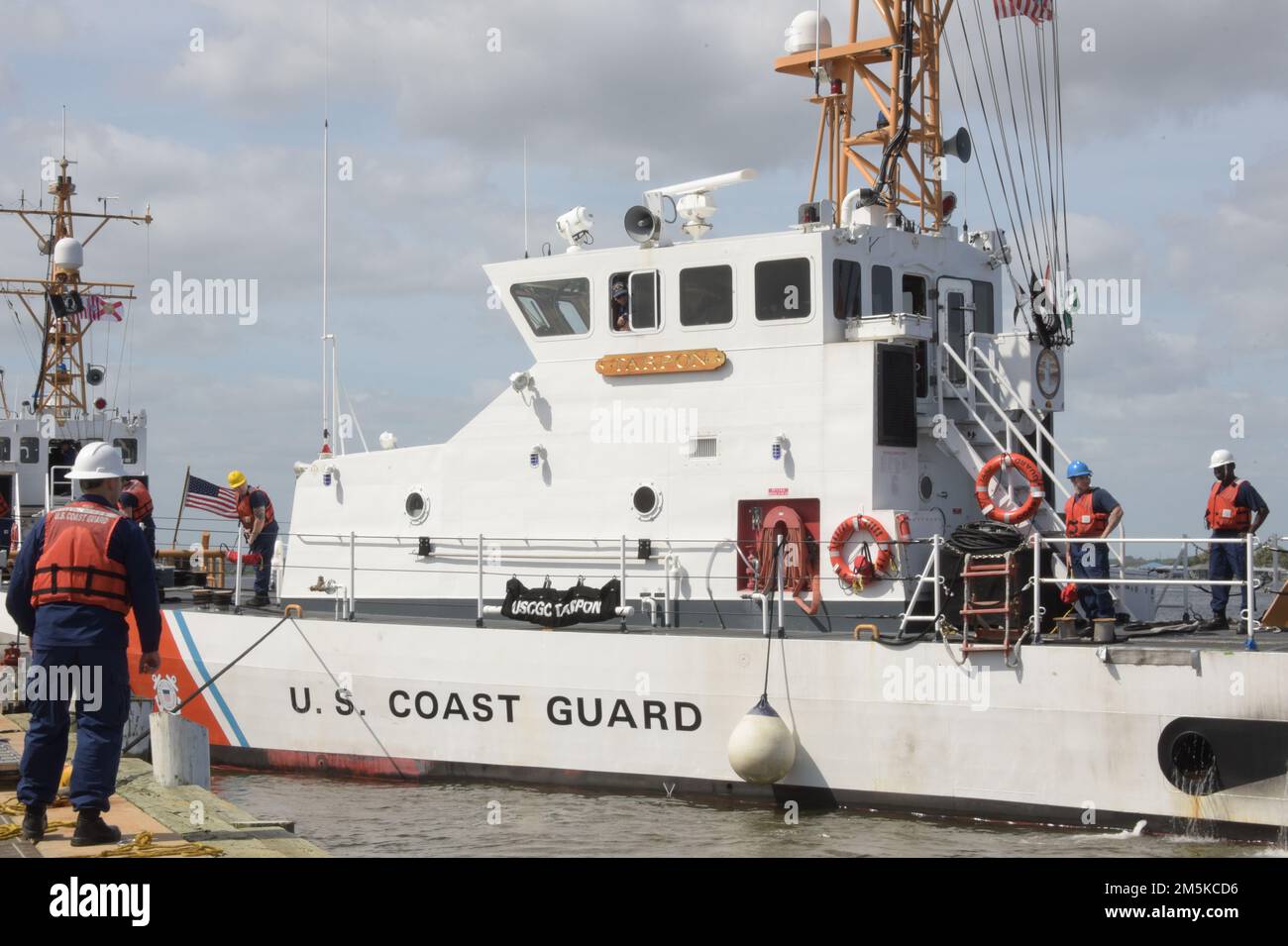 USA Coast Guard Petty Officer 3. Class Hunter Parker, ein Schadenskontrolleur, der dem Küstenwachensektor Jacksonville, Florida, zugeteilt ist, erhält schwere Linien von der Crew des Küstenwachenschneiders Tarpon, nachdem er am 22. März 2022 in Sektor Jacksonville ankam. Die Tarpon ist ein 87-Fuß-Patrouillenboot der Marine-Schutzklasse, das in der Lage ist, Such- und Rettungsaktionen, Strafverfolgung, Fischereipatrouillen, Drogenverbot, Sperrung illegaler Einwanderer und Heimatschutzaufgaben bis zu 200 Meilen vor der Küste durchzuführen. Stockfoto