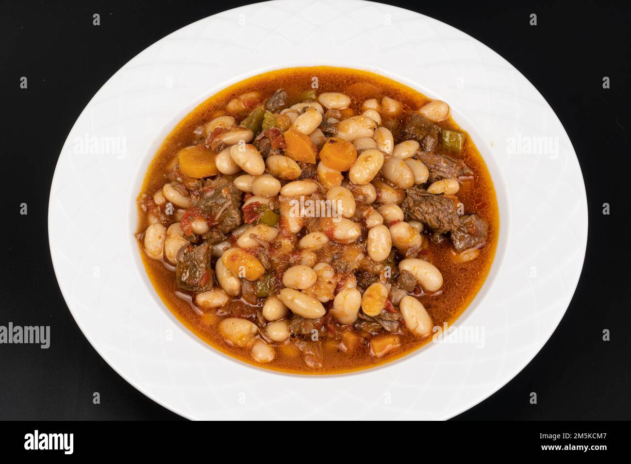 Kuru Fasulye. Traditionelle türkische Küche. Türkisches Gericht. Haricot-Bohnen mit Fleisch. Draufsicht. Stockfoto