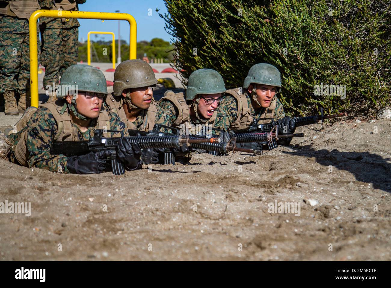 USA Marinekorps Rekruten bei Alpha Company, 1. Rekruten-Trainingsbataillon, nehmen am Bajonett-Angriffskurs im Marinekorps-Rekrutierungsdepot San Diego am 22. März 2022 Teil. Der Kurs bestand aus verschiedenen Hindernissen, die die Art von Terrain-Marines simulierten, auf die sie im Kampf stoßen könnten. Stockfoto