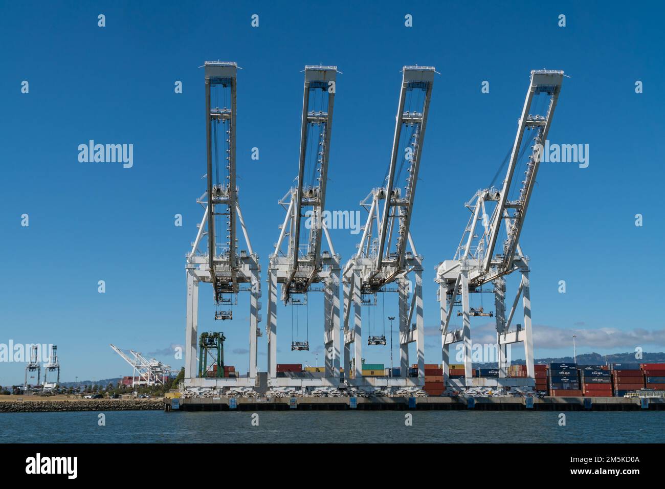 Oakland, CA, USA - 22. Juni 2021: Nahaufnahme von Kranen, die zum Entladen von Containerschiffen in der Oakland-San Francisco Bay Area verwendet wurden. Stockfoto