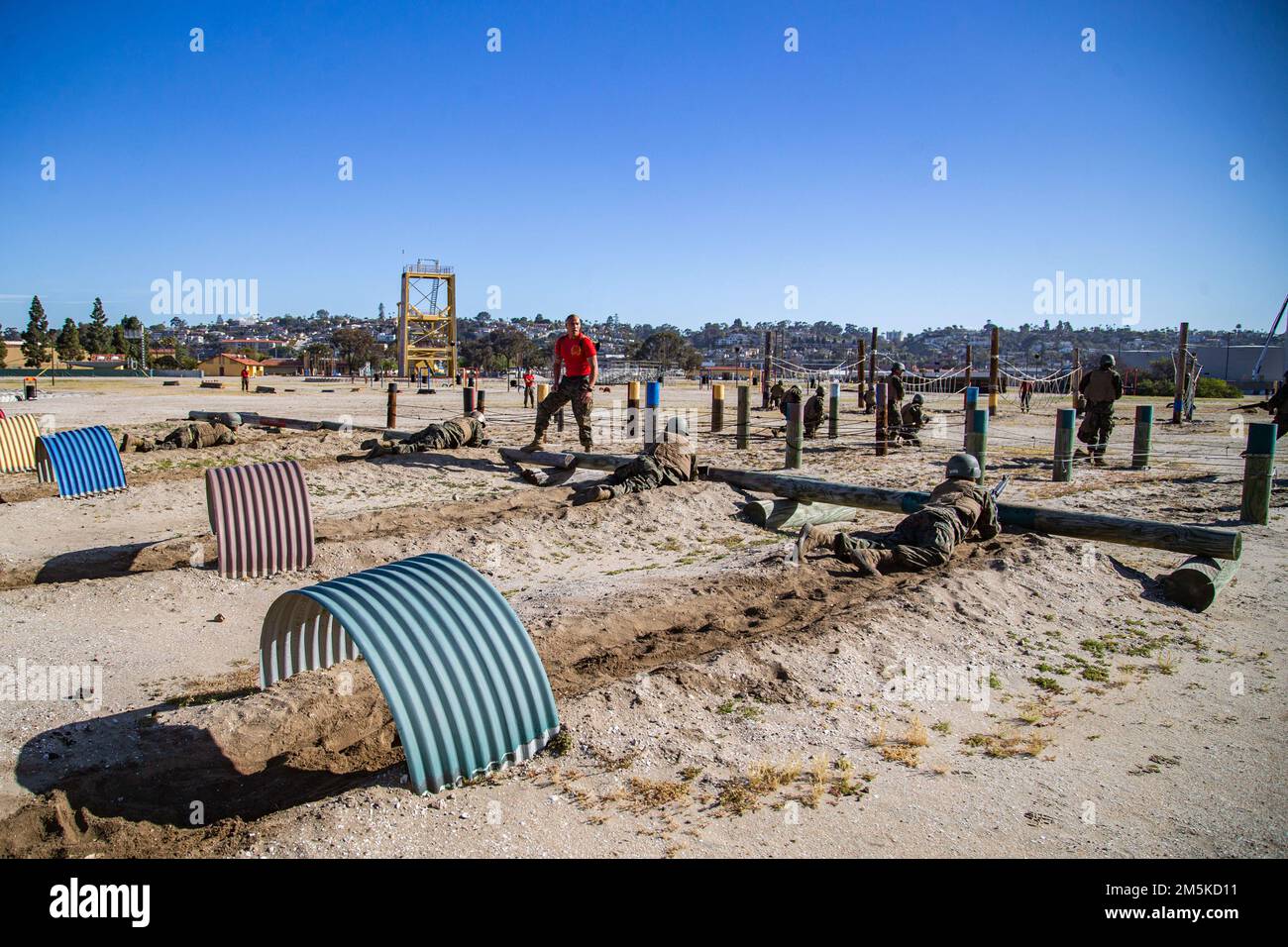 USA Marinekorps Rekruten bei Alpha Company, 1. Rekruten-Trainingsbataillon, nehmen am Bajonett-Angriffskurs im Marinekorps-Rekrutierungsdepot San Diego am 22. März 2022 Teil. Die Rekruten wechselten in Teams, um den Kurs mit Geschwindigkeit und Intensität abzuschließen. Stockfoto