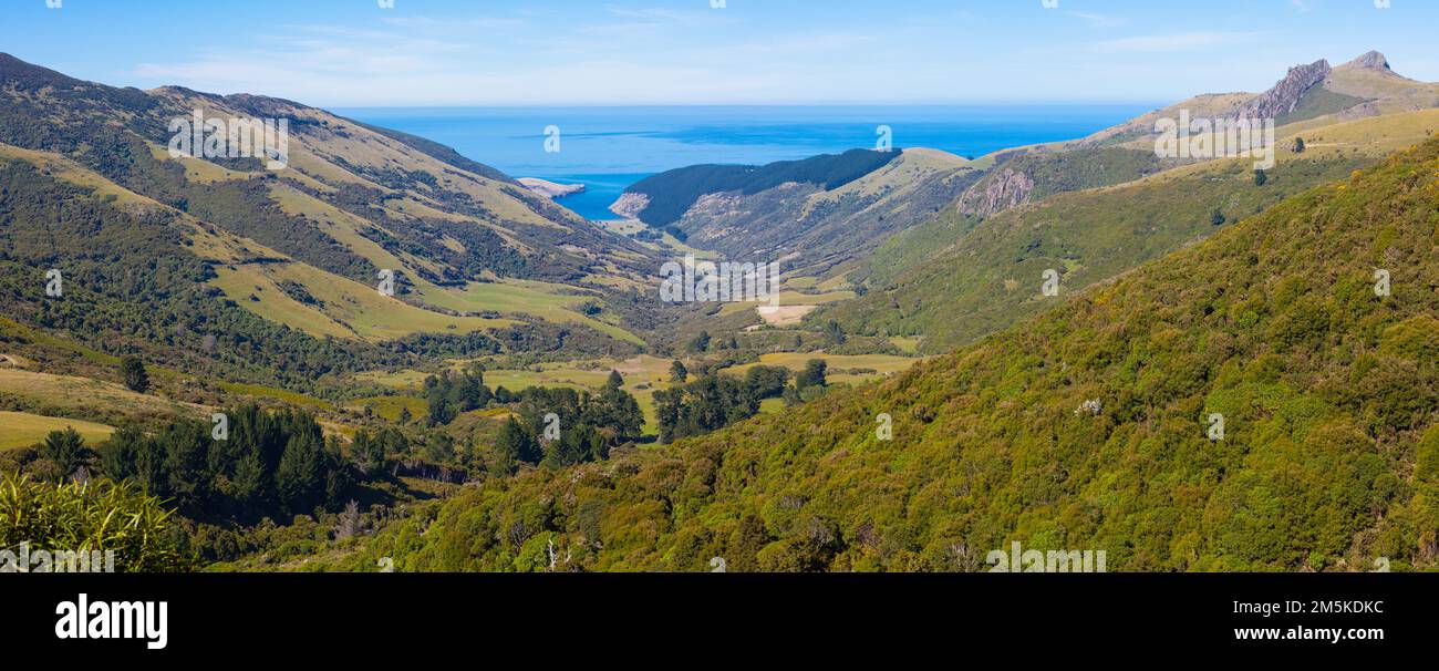 Ein Blick auf das Leben in Neuseeland: Eine abgeschiedene Bucht an einer zerklüfteten Küste. Stockfoto