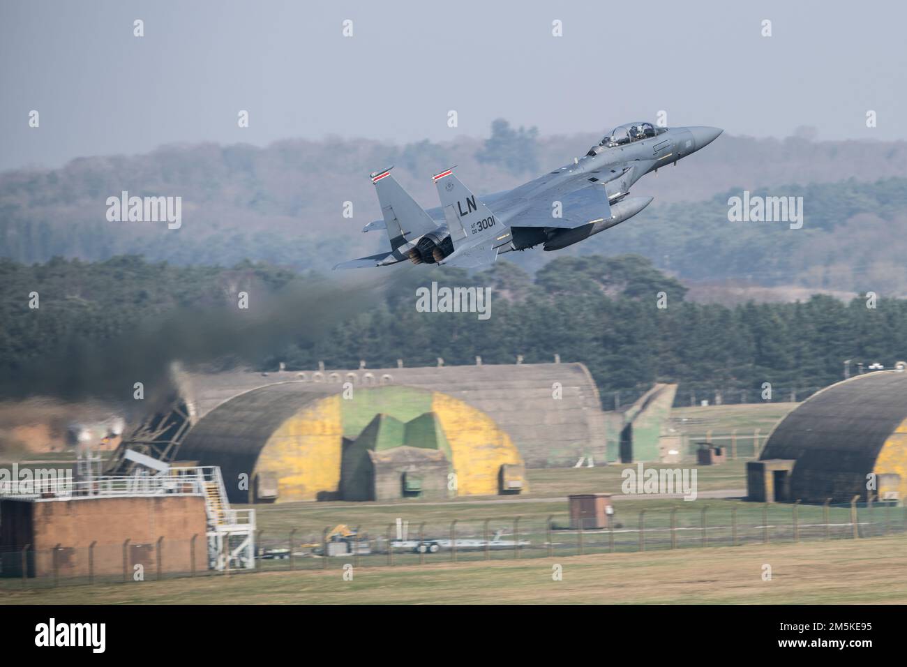 EIN US-AMERIKANISCHER Air Force F-15E Strike Eagle, der 494. Kampfgeschwader, startet am 22. März 2022 eine Routine-Trainingsmission von Royal Air Force Lakenheath, England. Der Strike Eagle ist ein Zweirollen-Kämpfer, der sowohl Luft-zu-Luft- als auch Luft-Boden-Missionen durchführt und es dem Liberty Wing ermöglicht, in Europa die Luftwaffe über die US-Luftwaffe zu beherrschen. Stockfoto