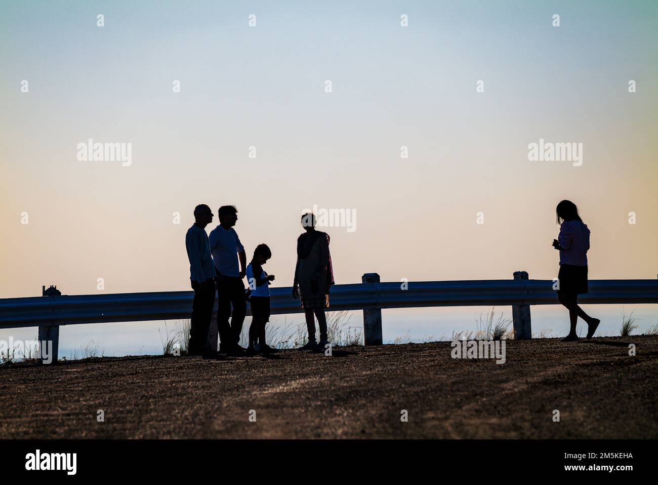 Familiensilhouette mit Blick auf den Sonnenuntergang über den Bauernhöfen; Steptoe Butte; Palouse; Washington; USA Stockfoto