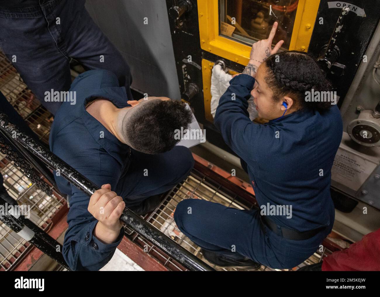 NORWEGIAN SEA (22. März 2022) Gas Turbine Systems Technician (Mechanical) 2. Class Dymon Smith, Right, schult den Gas Turbine Systems Technician (Mechanical) Fireman Cody Meyers während einer technischen Übung an Bord des Arleigh Burke-Class Guided-Missile Destroyer USS Roosevelt (DDG 80), 22. März 2022. Roosevelt, nach Rota, Spanien, stationiert, ist auf seiner dritten Patrouille in den USA Sechster Einsatzbereich der Flotte zur Unterstützung regionaler Verbündeter und Partner sowie nationaler Sicherheitsinteressen der USA in Europa und Afrika. Stockfoto