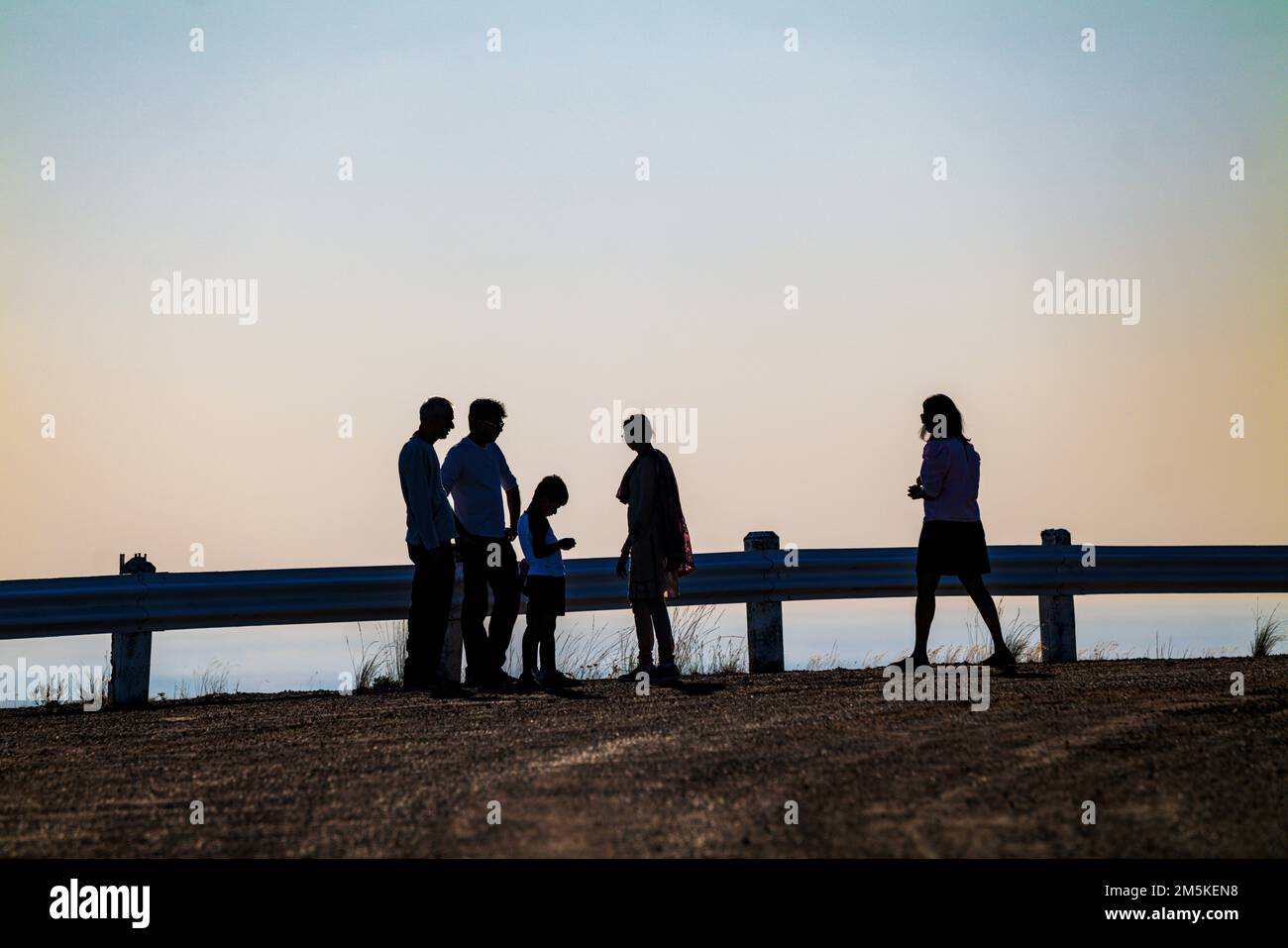 Familiensilhouette mit Blick auf den Sonnenuntergang über den Bauernhöfen; Steptoe Butte; Palouse; Washington; USA Stockfoto