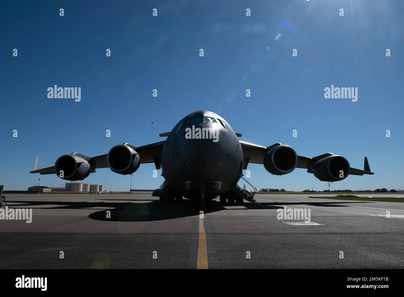 EIN US-AMERIKANISCHER Air Force C-17 Globemaster III sitzt am Luftwaffenstützpunkt Travis, Kalifornien, am 22. März 2022. Die C-17 wurde zu einem Staging-Flugzeug für die 60. Flugmedizinische Evakuierungsschwadron, um grundlegende Schulungen im Flugzeug durchzuführen. Stockfoto
