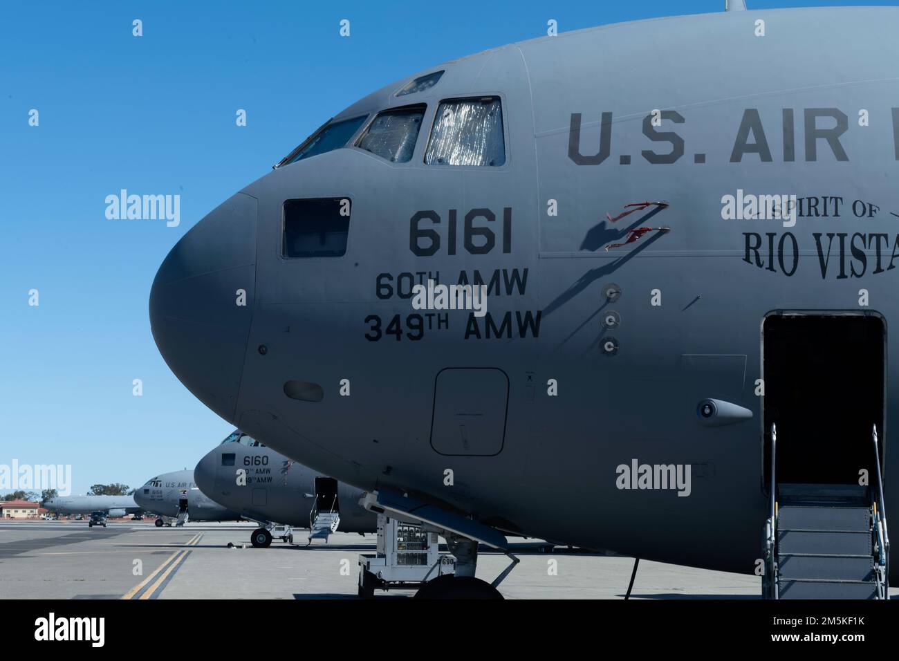 EIN US-AMERIKANISCHER Air Force C-17 Globemaster III sitzt am Luftwaffenstützpunkt Travis, Kalifornien, am 22. März 2022. Die C-17 wurde zu einem Staging-Flugzeug für die 60. Flugmedizinische Evakuierungsschwadron, um grundlegende Schulungen im Flugzeug durchzuführen. Stockfoto