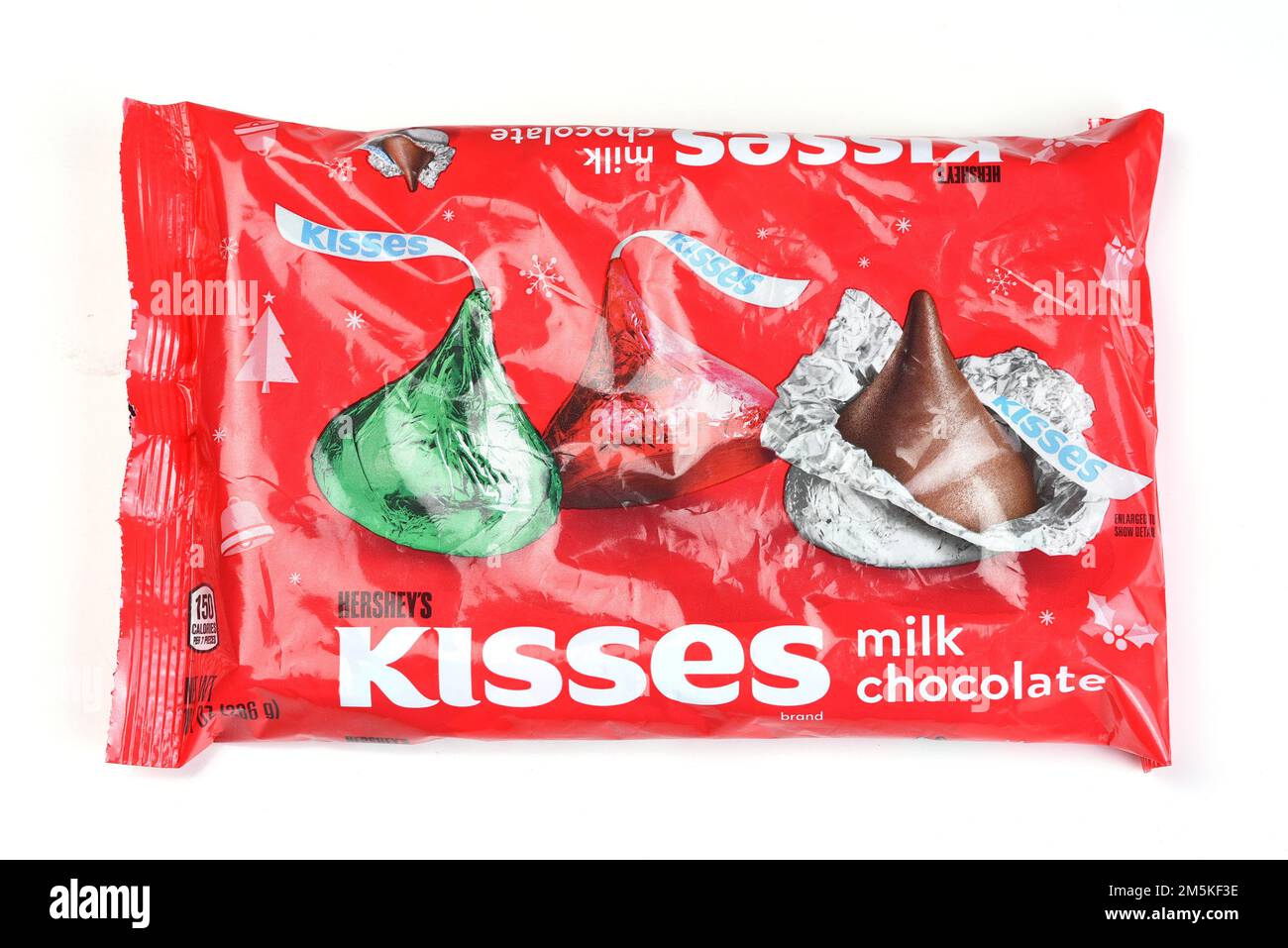 IRIVNE, KALIFORNIEN - 23. DEZ. 2022: Eine Tüte Hersheys Milk Chocolate Kisses verpackt in Weihnachtsfarben. Stockfoto