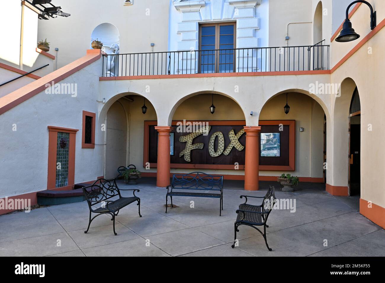 FULLERTON, KALIFORNIEN - 21. DEZEMBER 2022: Das historische Fox Theater Gebäude, 1925 erbaut, ist derzeit geschlossen und wird gerade restauriert. Stockfoto