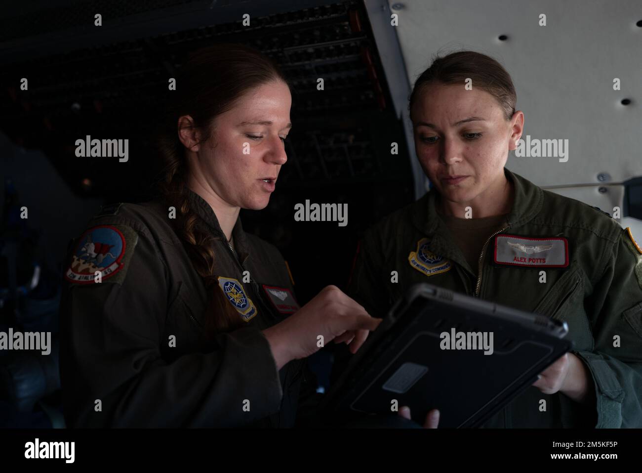 USA Air Force Captain Alexandra Potts, Right, und Captain Kimberley Webb, beide 22. Airlift Squadron Piloten, führen die Vorflugvorbereitungen auf einer C-5M Super Galaxy am Luftwaffenstützpunkt Travis, Kalifornien, am 22. März 2022 durch. Die C-5M verfügt oft über mehrere Besatzungen und ist für bis zu 15 Mitglieder der Rettungsmannschaft vorbereitet. Es kann auch 75 weitere Passagiere auf Sitzplätzen im Stil einer Fluggesellschaft transportieren, die vom Frachtraum getrennt sind. Stockfoto