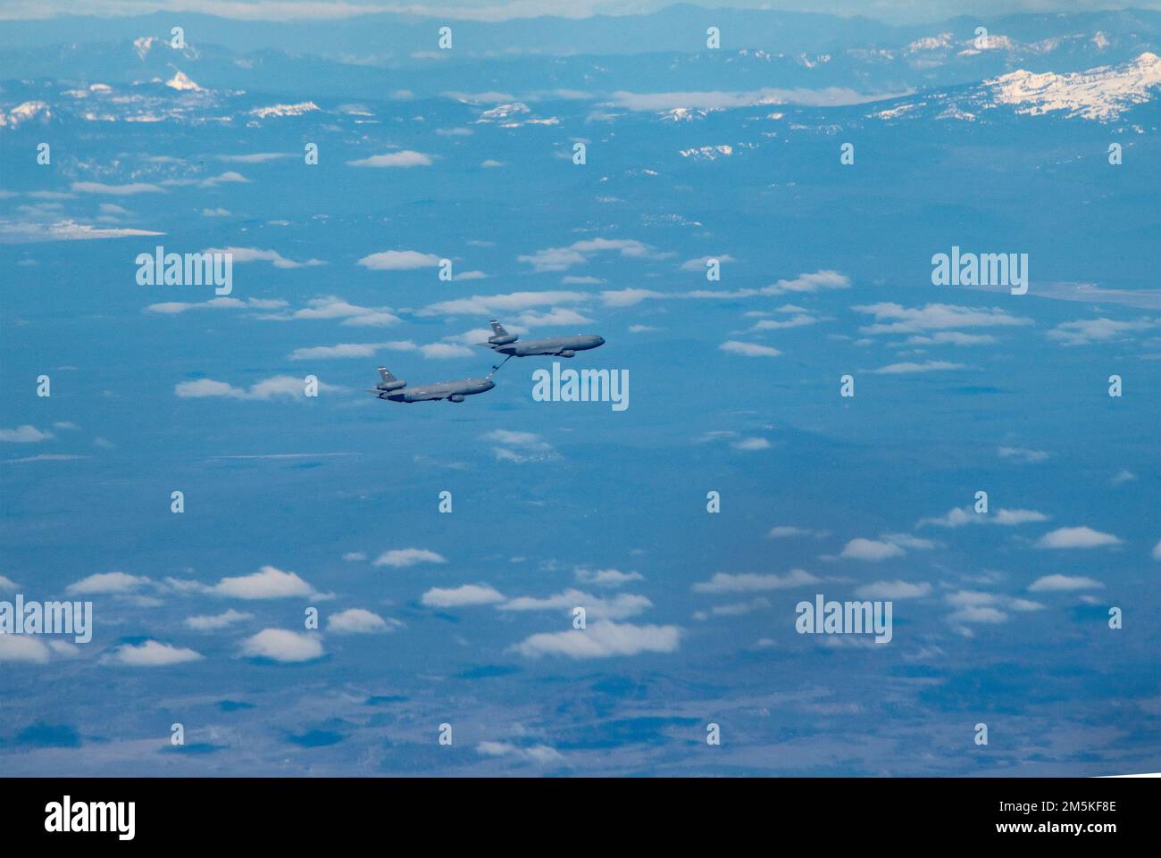 Ein US Air Force KC-10 Extender führt während des Fluges Tankmanöver über einem Gebirgszug durch, 22. März 2022. Die Tanker nahmen an einer Luftbetankungsmission über Kalifornien und Oregon Teil. Stockfoto Ein US Air Force KC-10 Extender führt während des Fluges Tankmanöver über einem Gebirgszug durch, 22. März 2022. Die Tanker nahmen an einer Luftbetankungsmission über Kalifornien und Oregon Teil. Stockfoto