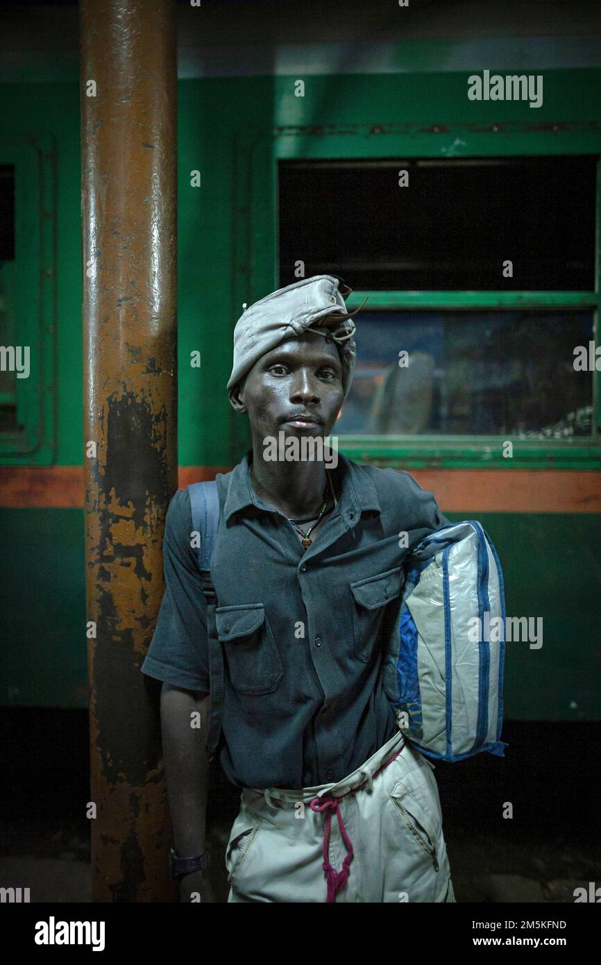 Afrikanischer Einwanderer, der versucht, illegal in Richtung Europa zu gehen und am Bahnhof in Bamako, Mali, Westafrika, wartet. Stockfoto