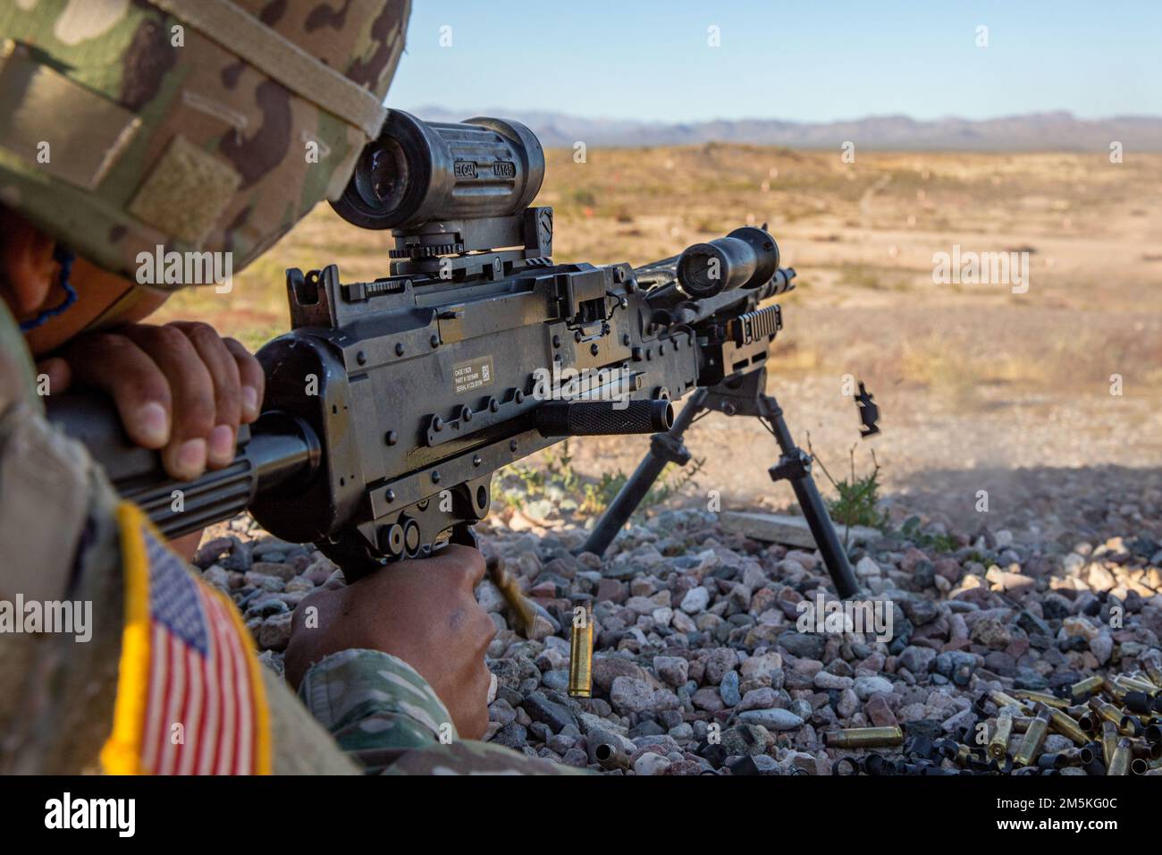 Ein Kandidat der Arizona National Guard Best Warrior testet sein Können beim Schießen eines M240B-Maschinengewehrs während des Maschinengewehrwettbewerbs im Florence Military Reservation, in Florence, Arizona, am 22. März 2022. Der AZNG-Wettbewerb „Bester Krieger“ ist eine spezialisierte Veranstaltung, bei der eine Reihe von „Soldier Skills“-Bewertungen durchgeführt werden, bei denen die Bürgersoldaten aus unseren verschiedenen Gemeinden getestet und ausgebildet werden Stockfoto