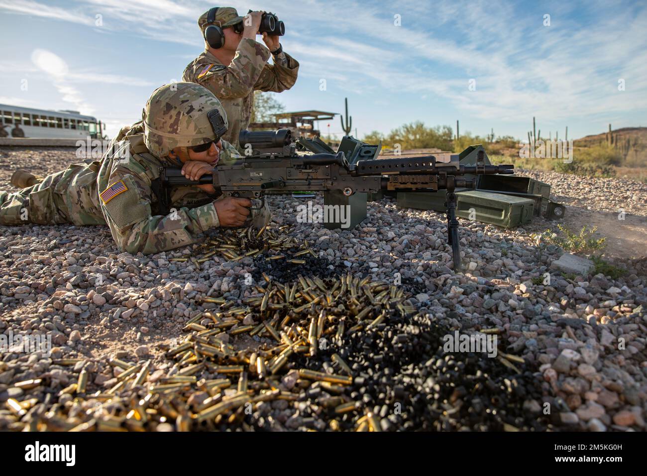 Ein Kandidat der Arizona National Guard Best Warrior testet sein Können beim Schießen eines M240B-Maschinengewehrs während des Maschinengewehrwettbewerbs im Florence Military Reservation, in Florence, Arizona, am 22. März 2022. Soldaten, die an diesem Event teilnehmen, haben die einzigartige Gelegenheit, ihr gesamtes Fachwissen zurück in ihre Heimateinheiten zu bringen und so die Bereitschaft der Arizona National Guard insgesamt zu verbessern Stockfoto