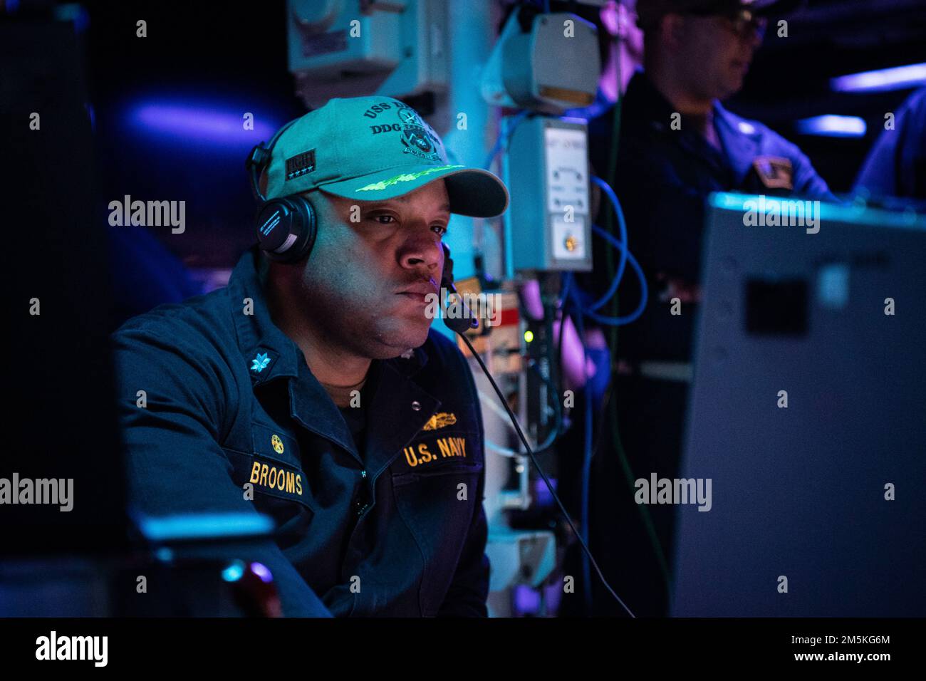 PHILIPPINE SEA (22. März 2022) Cmdr. Jermaine Brooms, kommandierender Offizier der Arleigh-Burke-Klasse-Guided-Missile Destroyer USS Dewey (DDG 105), unterstützt Schießübungen bei Live-Schüssen und führt im Zuständigkeitsbereich der US-7.-Flotte Fortgeschrittenenkriegeschulungen durch. Dewey ist der Destroyer-Staffel (DESRON) 15 zugeteilt und unterstützt derzeit ein freies und offenes Indo-Pacific. CTF 71/DESRON 15 ist die größte nach vorn verlegte DESRON-Flotte der Marine und die größte Oberflächenkraft der US-7.-Flotte. Stockfoto