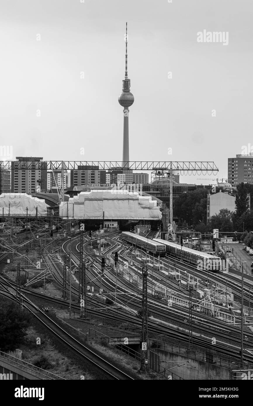 Eine vertikale Aufnahme des Bauwerks über den Fluss in Berlin, Deutschland, unter dem bewölkten Himmel Stockfoto