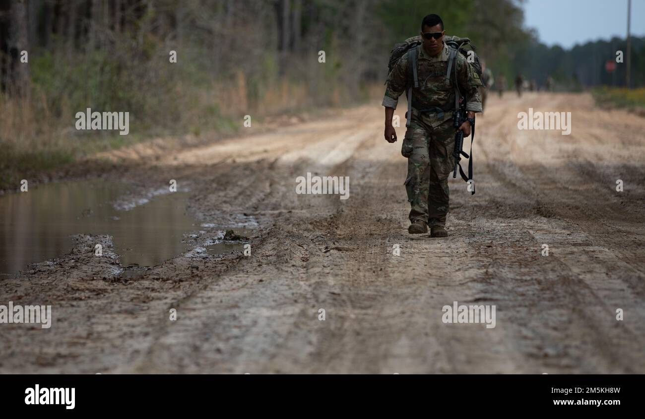 USA Army Sgt. Mario Mora, ein Infanterist, der das in Macon ansässige 48. Infanterie Brigade Combat Team der Georgia Army National Guard repräsentiert, veranstaltet die 12 km lange Rruck march-Veranstaltung während des 2022 Georgia National Guard Best Warrior Competition in Fort Stewart, Georgia, 22. März 2022. Der Wettbewerb der besten Krieger testet die Bereitschaft und Anpassungsfähigkeit unserer Streitkräfte und bereitet unsere georgischen Wachmänner auf die unvorhersehbaren Herausforderungen von heute vor. Stockfoto