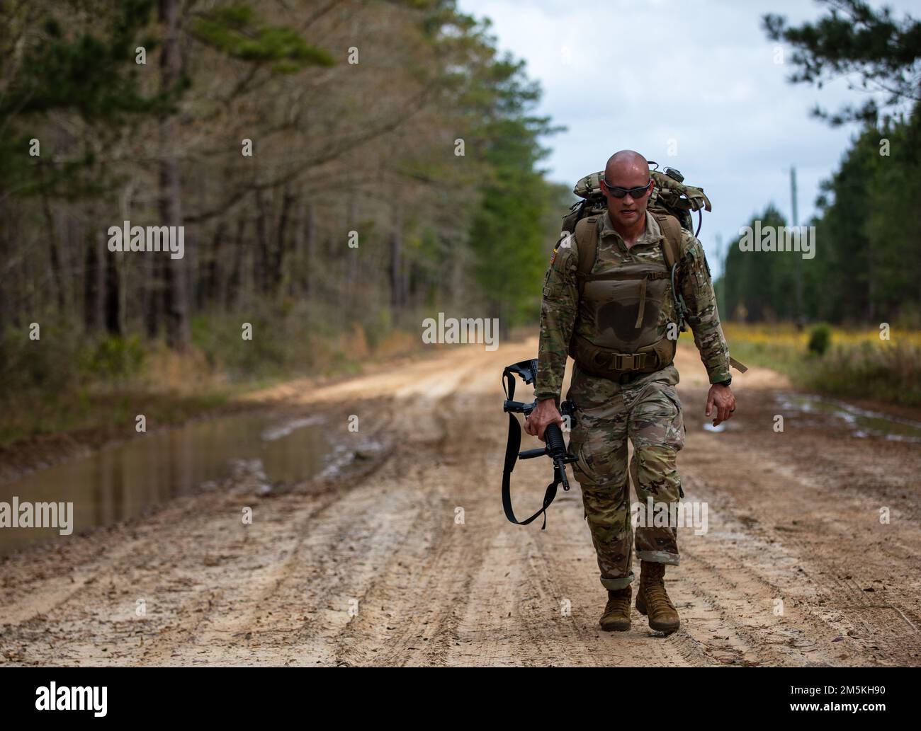 U.S. Army Sgt. John Dabbs, ein Infanterie-Mann, der das in Macon ansässige 48. Infanterie-Brigade-Kampfteam der Georgia Army National Guard repräsentiert, führt den 12-Meilen Rruck marsch während des 2022 Georgia National Guard Best Warrior Competition in Fort Stewart, Georgia, 22. März 2022 durch. Der Wettbewerb der besten Krieger testet die Bereitschaft und Anpassungsfähigkeit unserer Streitkräfte und bereitet unsere georgischen Wachmänner auf die unvorhersehbaren Herausforderungen von heute vor. Stockfoto