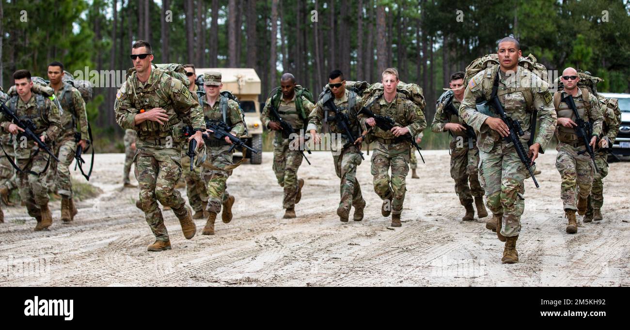 USA Soldaten der Georgia Army National Guard starten das 12 km lange Rruck march Event während des „Georgia National Guard Best Warrior Competition 2022“ in Fort Stewart, Georgia, 22. März 2022. Der Wettbewerb der besten Krieger testet die Bereitschaft und Anpassungsfähigkeit unserer Streitkräfte und bereitet unsere georgischen Wachmänner auf die unvorhersehbaren Herausforderungen von heute vor. Stockfoto