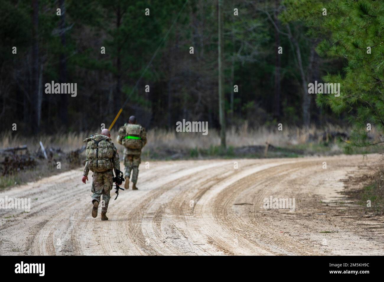 USA Soldaten mit der Georgia Army National Guard in der Nähe des halben Weges des 12 km langen Rruck march Events während des Georgia National Guard Best Warrior Competition 2022 in Fort Stewart, Georgia, 22. März 2022. Der Wettbewerb der besten Krieger testet die Bereitschaft und Anpassungsfähigkeit unserer Streitkräfte und bereitet unsere georgischen Wachmänner auf die unvorhersehbaren Herausforderungen von heute vor. Stockfoto